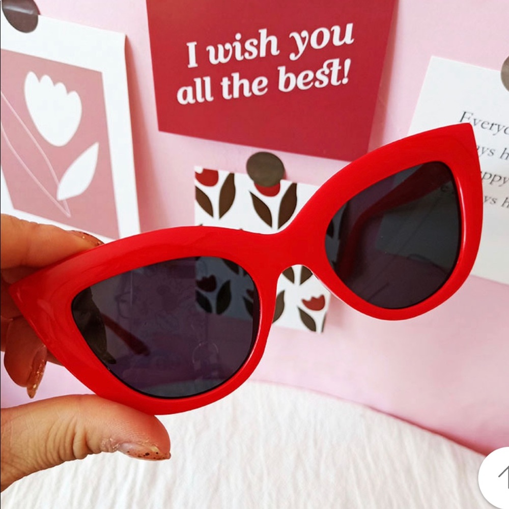 - NWT Vintage Style Cat Eye Sunglasses - Picture 2 of 2
